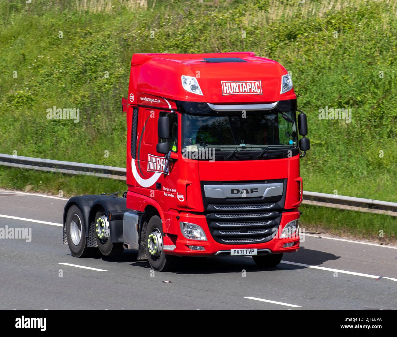 HUNTAPAC Red DAF 12902cc Diesel Tractor Unit; Fahren auf der M6 Motorway, Manchester, Großbritannien Stockfoto