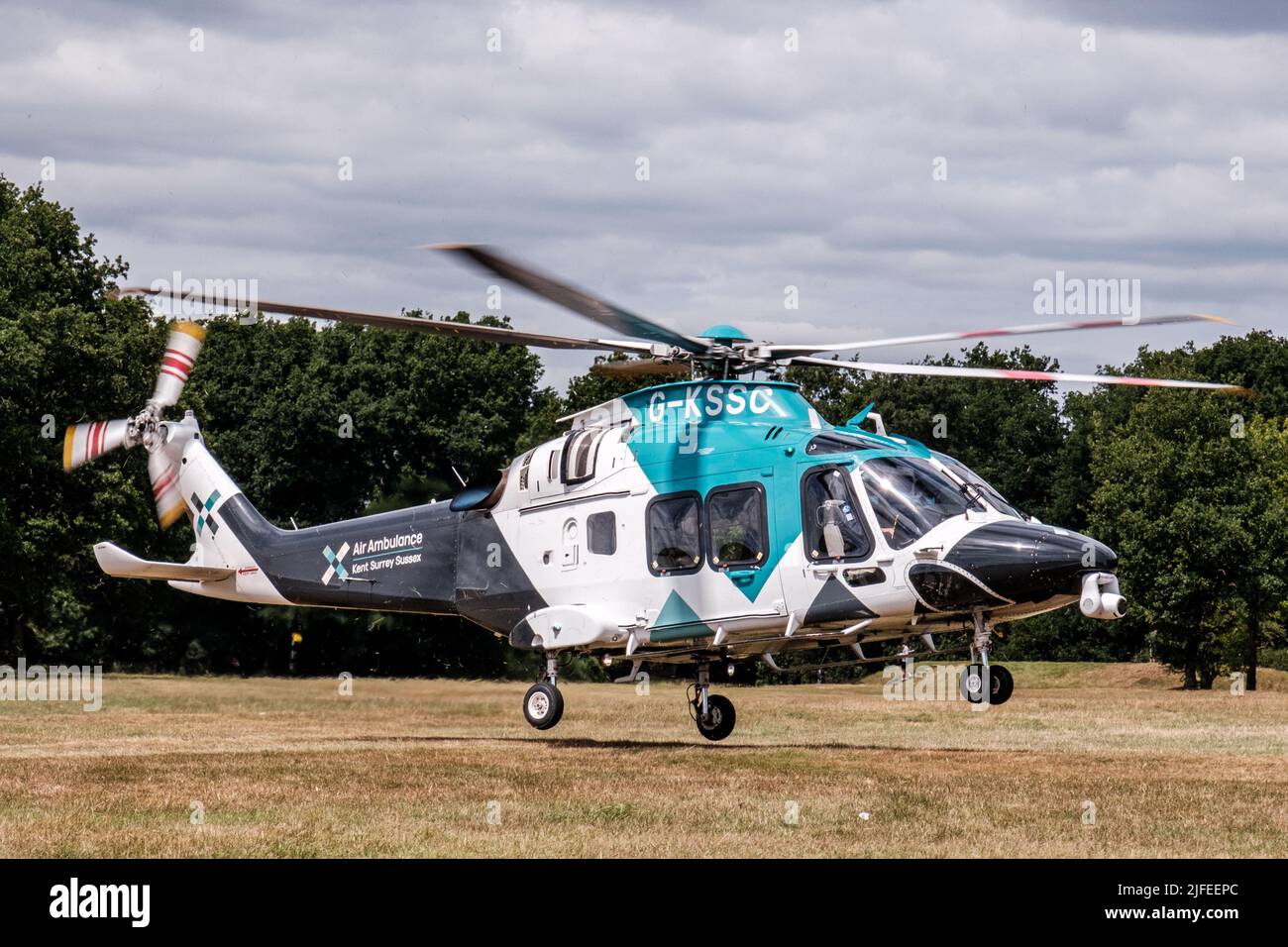 Epsom Surrey, London, 02 2022. Juli, Notfall-Krankenwagen In Der Luft, Der Von Epsom Downs Surrey Abfliegt Stockfoto