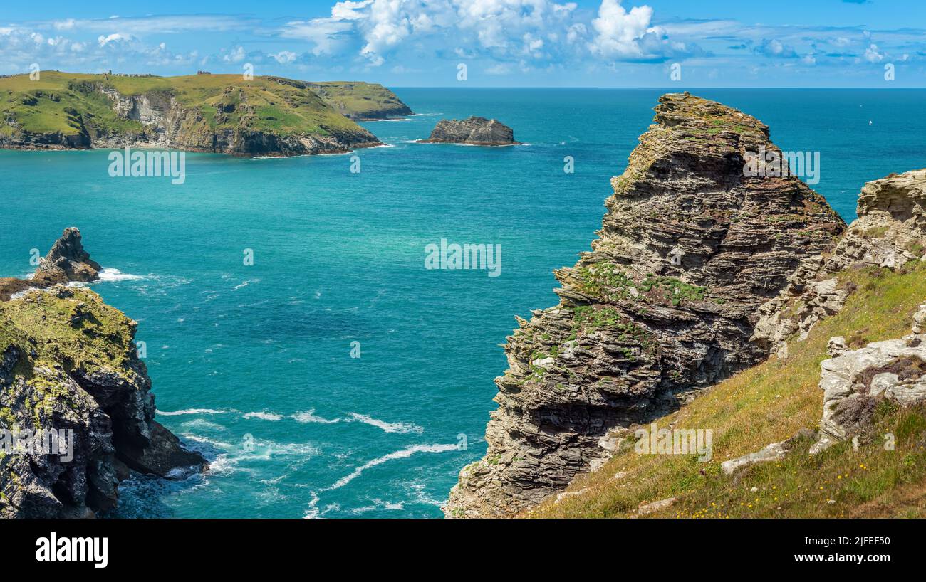 Atemberaubende Ausblicke auf die zerklüftete Küste von North Cornwall vom South Coast Path aus, der von Trethevy in North Cornwall nach Tintagel blickt. Stockfoto