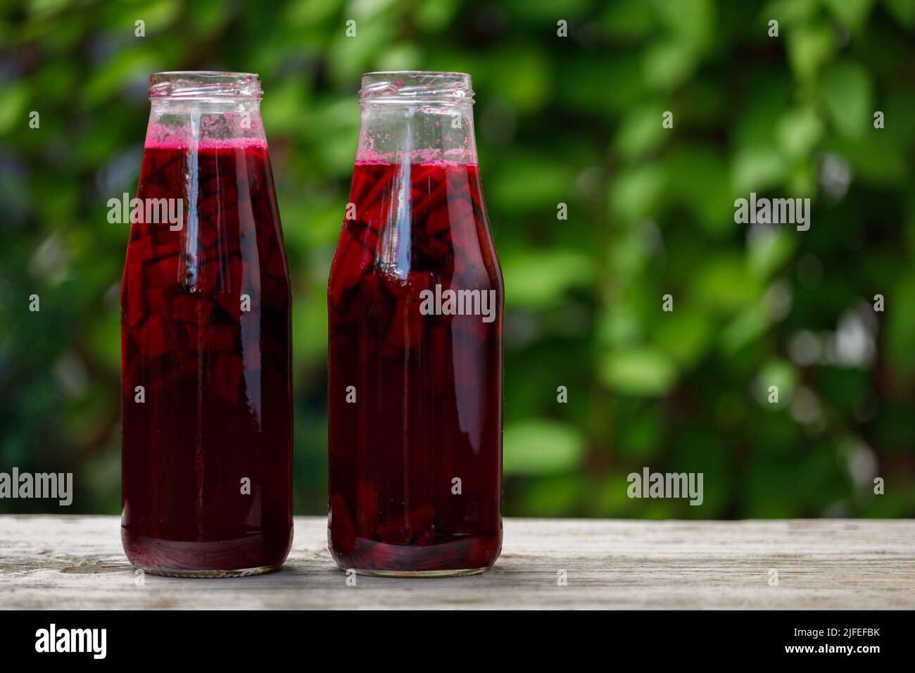 Natürliches Heilmittel - ein Sauerteig-Starter aus rotem Borscht. Heimproduktion. Speicherplatz kopieren. Stockfoto