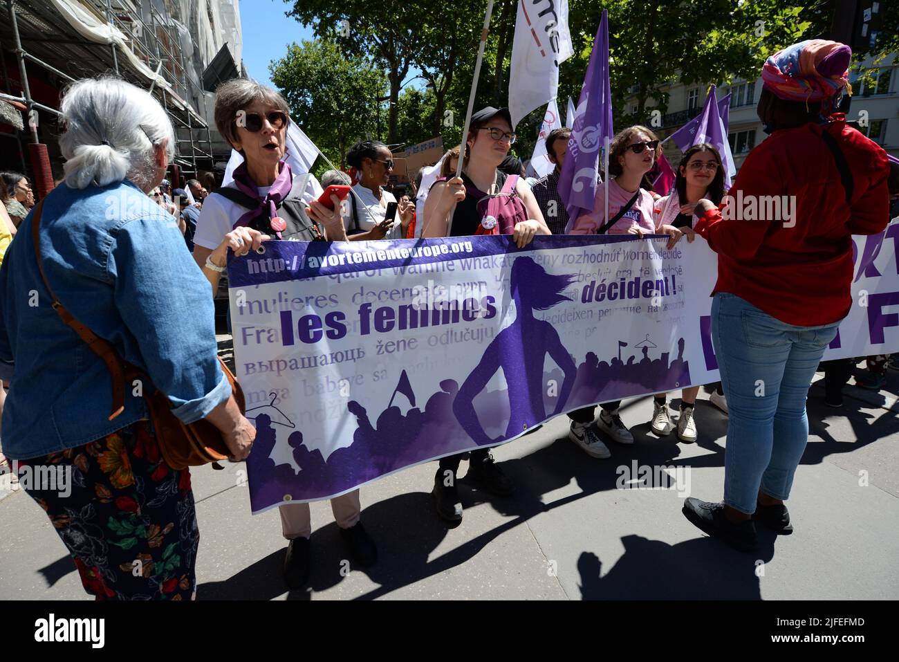 Große Mobilisierung zur Aufrechterhaltung des Rechts auf Abtreibung in Frankreich kamen mehrere Abgeordnete (D. Simmonet/S.Rousseau/F.Roussel), um die Sache der Feministinnen zu unterstützen. Stockfoto