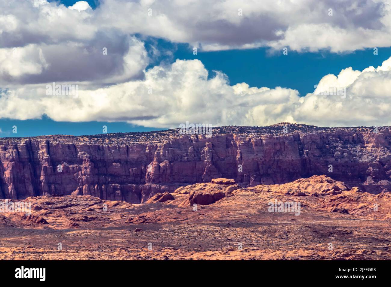 Sanfte Hügel und dicke Wolken, soweit das Auge reicht, AZ, USA Stockfoto
