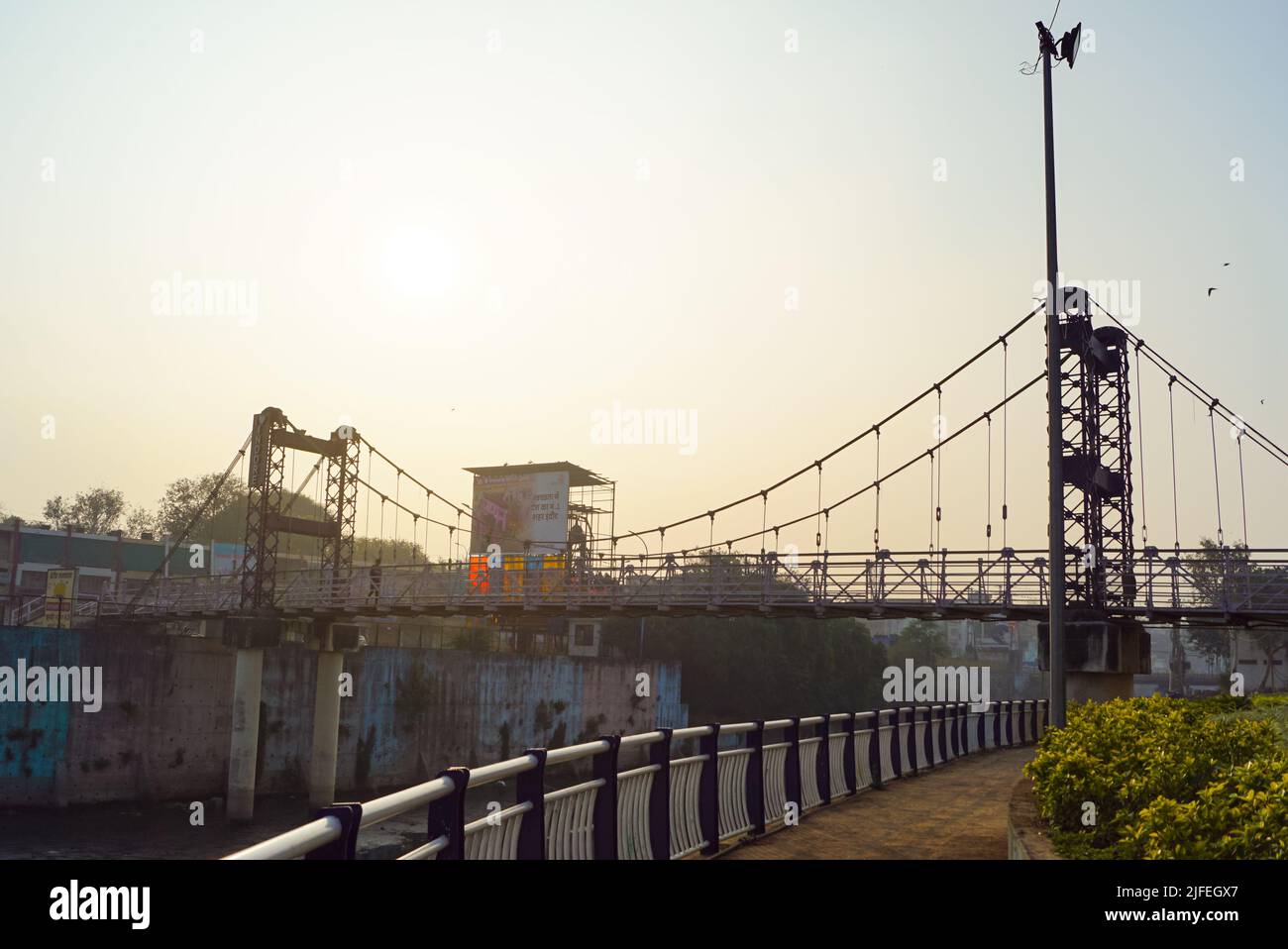 Anand Mohan Mathur Jhula Pul ist eine öffentliche Fußgängerhängebrücke in Indore, Madhya Pradesh, Indien. Stockfoto