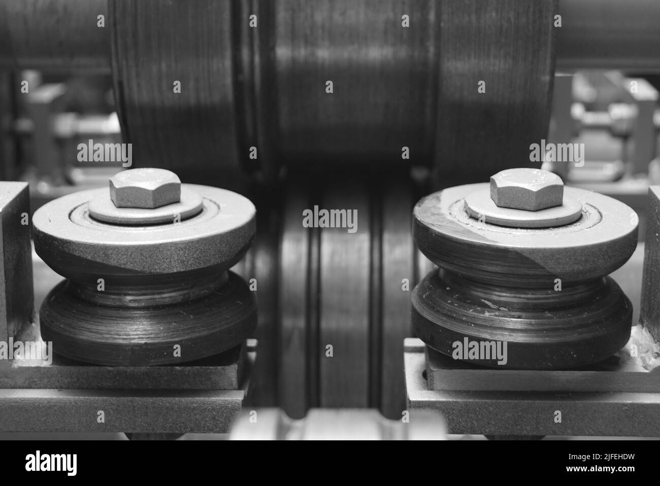 Nahaufnahme einer Metallwelle von Drehmaschinen. Vintage Industriemaschinen in einer alten Fabrik. Stockfoto
