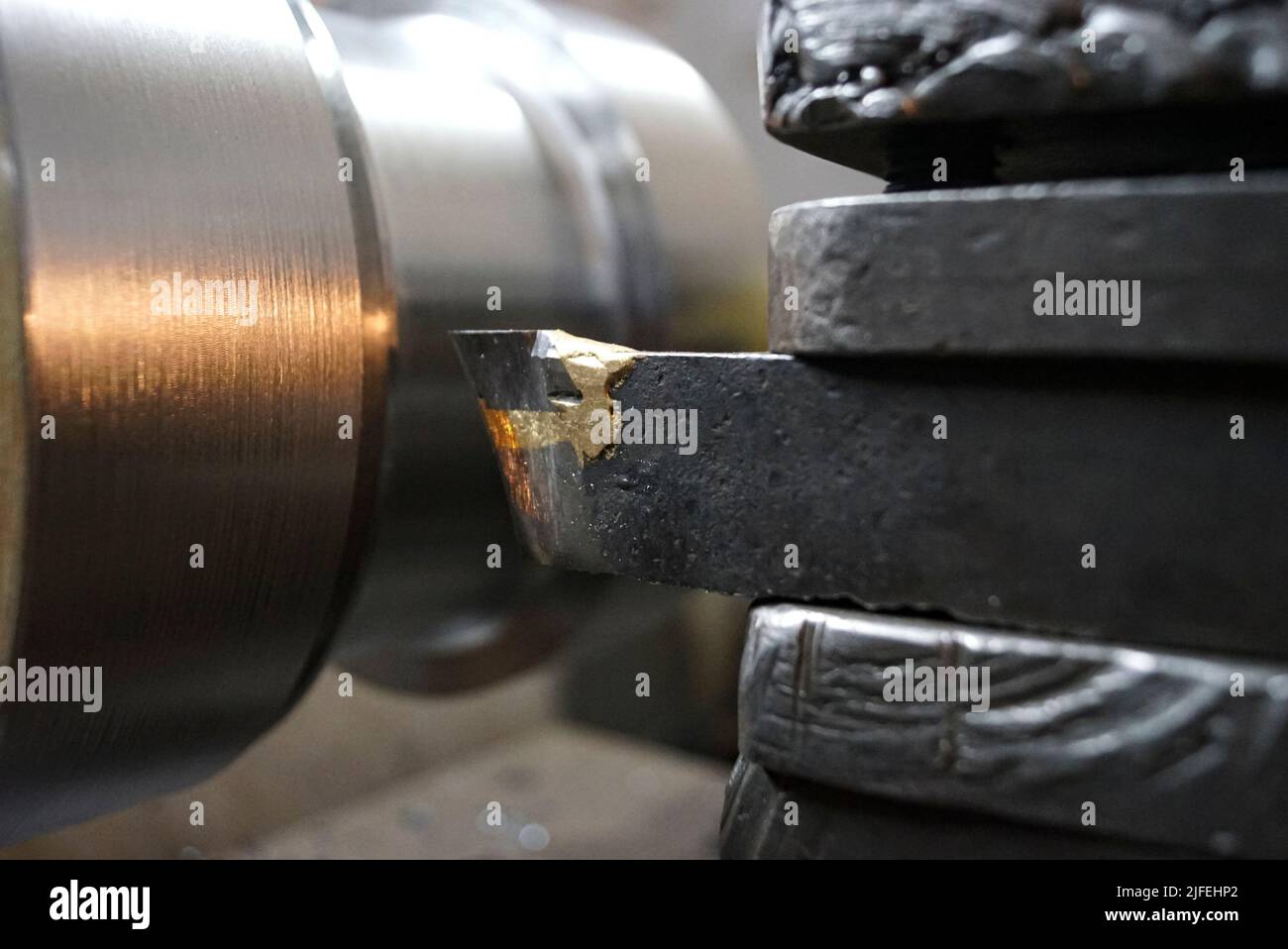 Nahaufnahme eines Metallschneiders der alten Drehmaschine. Vintage Industriemaschinen in einer alten Fabrik. Stockfoto