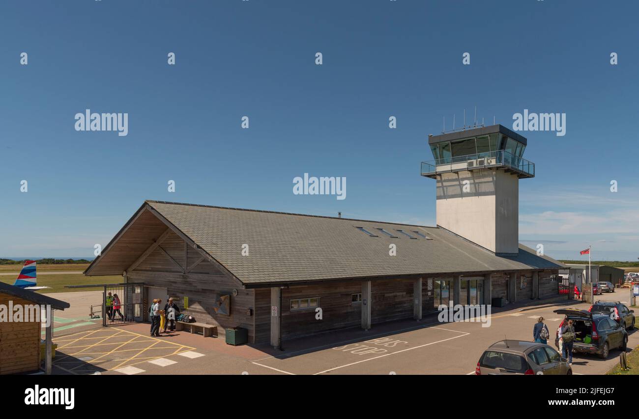 Lands End Airport, St Just, Cornwall, England, Großbritannien. 2022. Eine Übersicht über Lands End Flughafenterminal, Kontrollturm und Passagierabgabebereich. Stockfoto