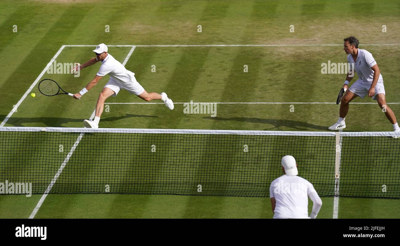 Jamie Murray (links) im Einsatz mit Bruno Soares im Herrendoppel gegen Andrea Vavassori und Nikola Cacic am sechsten Tag der Wimbledon Championships 2022 beim All England Lawn Tennis and Croquet Club in Wimbledon. Bilddatum: Samstag, 2. Juli 2022. Stockfoto