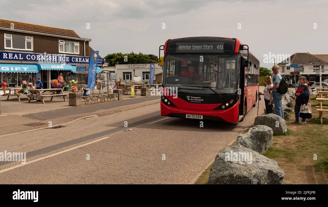 Lizard Village, Lizard Peninsula, Cornwall, England, Großbritannien. 2022. Touristen, die in einem lokalen Einzeldeckerbus im Zentrum des Dorfes Lizard einsteigen. Stockfoto