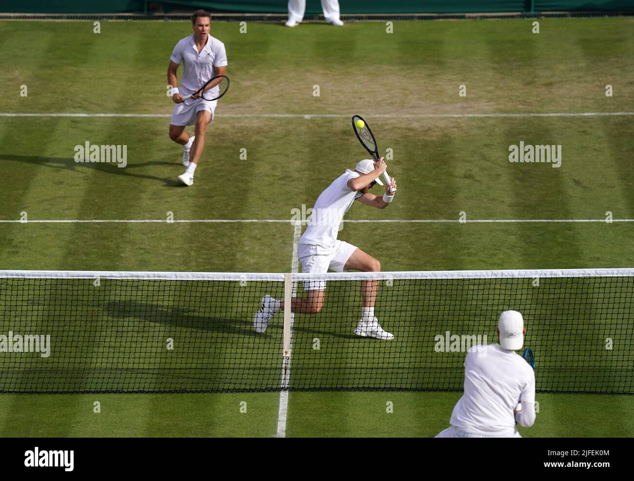 Jamie Murray (rechts) im Einsatz mit Bruno Soares im Herrendoppel gegen Andrea Vavassori und Nikola Cacic am sechsten Tag der Wimbledon Championships 2022 beim All England Lawn Tennis and Croquet Club in Wimbledon. Bilddatum: Samstag, 2. Juli 2022. Stockfoto