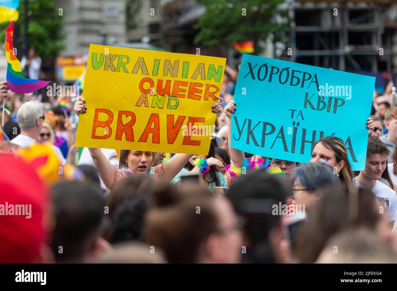 London, Großbritannien. 2. Juli 2022. Ukrainische Unterstützungsbotschaften im Piccadilly Circus während der Pride in London, die nach der Pandemie in die Hauptstadt zurückkehrt. Tausende von Besuchern werden erwartet, die diesjährige Veranstaltung zum 50.. Jubiläum zu besuchen und daran teilzunehmen, die 1972 als Protest begann, um die Aufmerksamkeit der LGBT-Gemeinschaft zu lenken. Die ursprünglichen Organisatoren, die Gay Liberation Front (GLF), haben erklärt, dass Pride in London übermäßig kommerzialisiert und von Unternehmen dominiert wurde. Kredit: Stephen Chung / Alamy Live Nachrichten Stockfoto