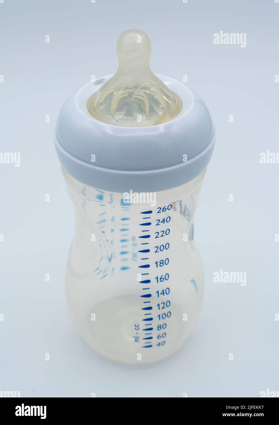 Babyflasche abgeschnitten isoliert auf weißem Hintergrund Stockfoto