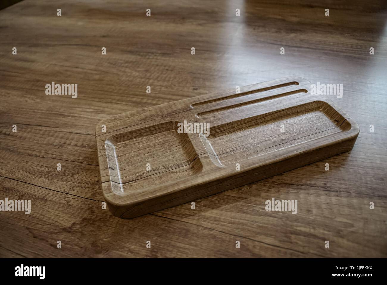 Holzfeder und Schreibwarenhalter auf Holztisch. Luxuriöser Stift- und Schreibwarenhalter auf Holzschreibtisch. Stockfoto