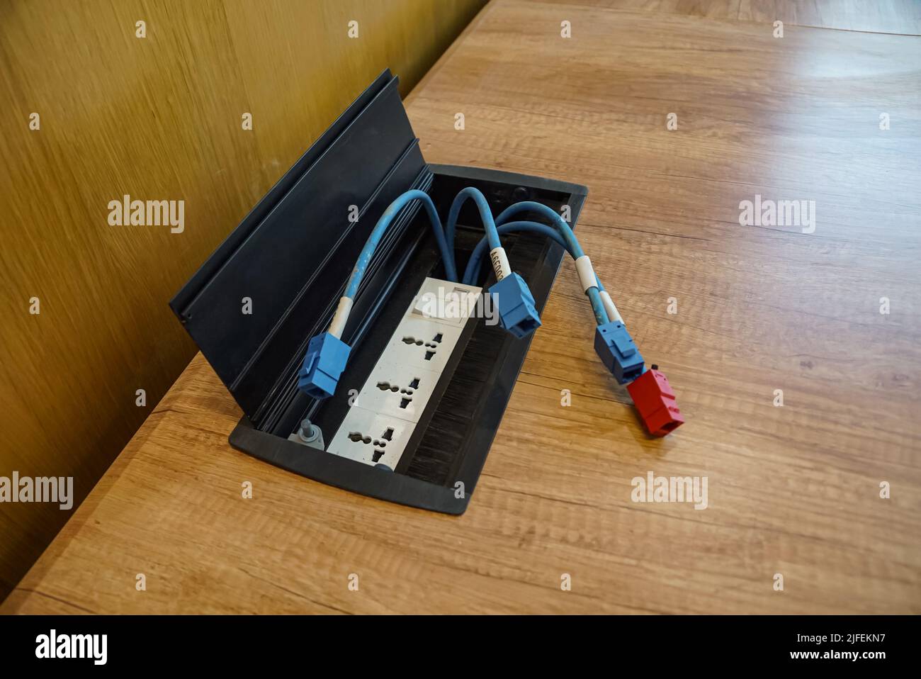 Weibliche LAN-Anschlüsse auf dem Holztisch. LAN-Kabel auf dem Tisch. Stockfoto