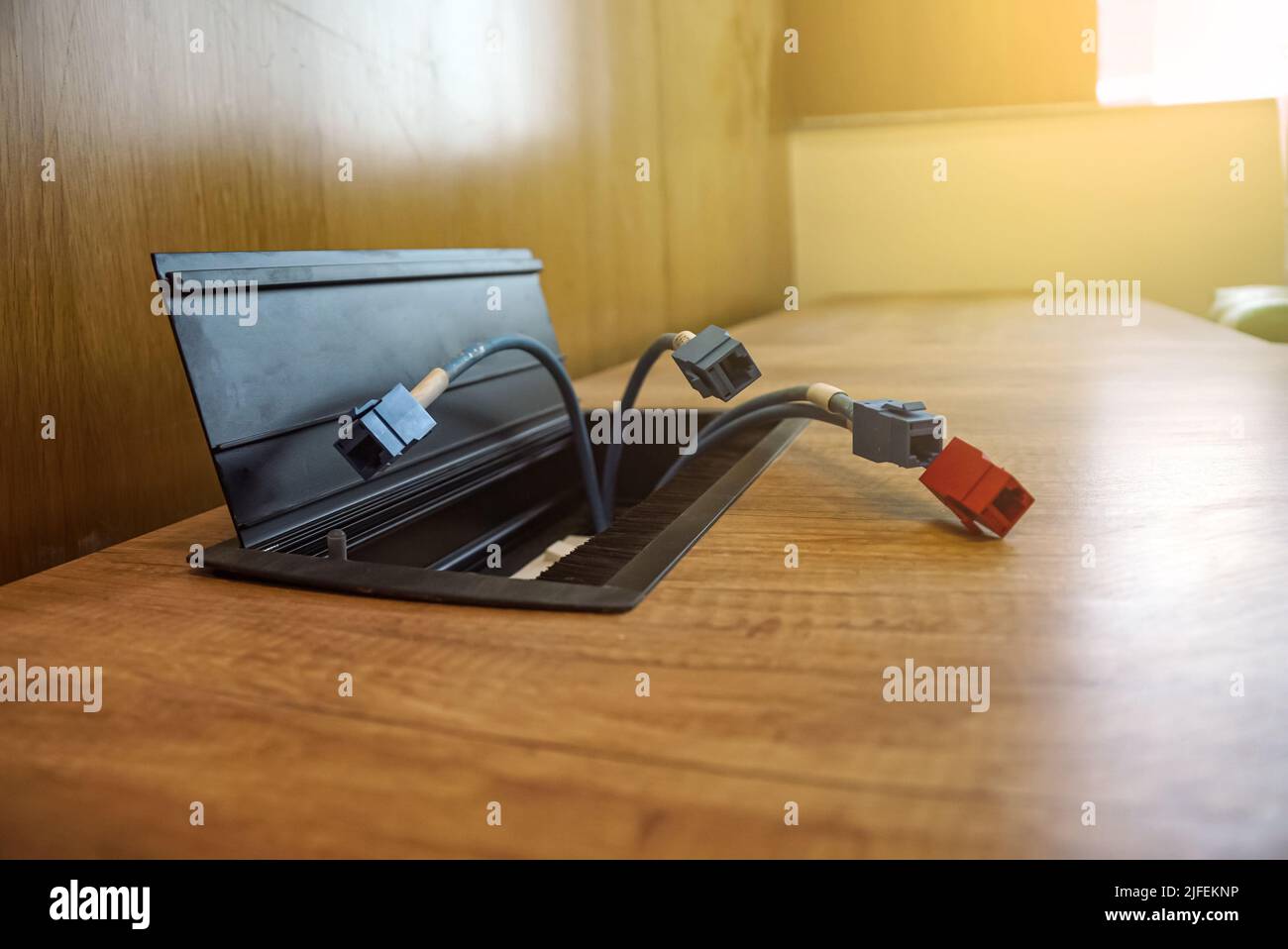 Weibliche LAN-Anschlüsse auf dem Holztisch. LAN-Kabel auf dem Tisch. Stockfoto