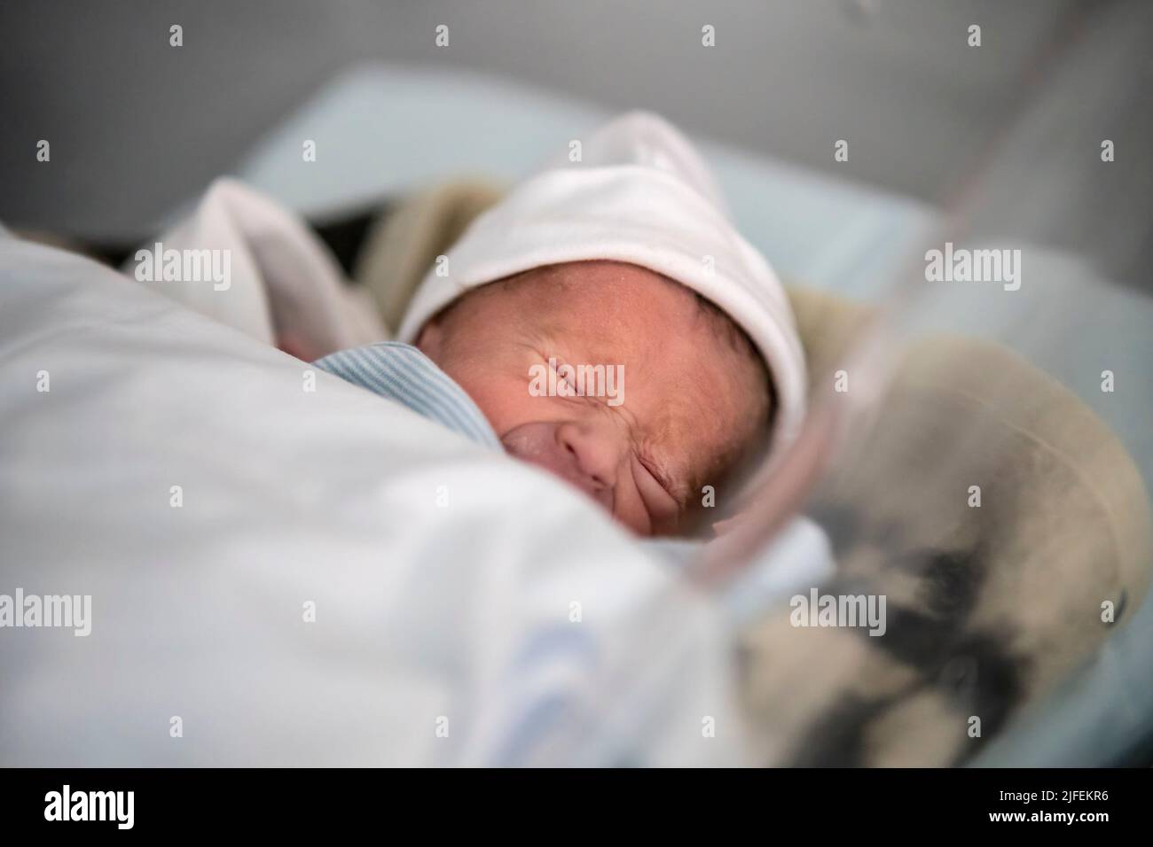 Vorzeitiges Neugeborenes weinend Stockfoto