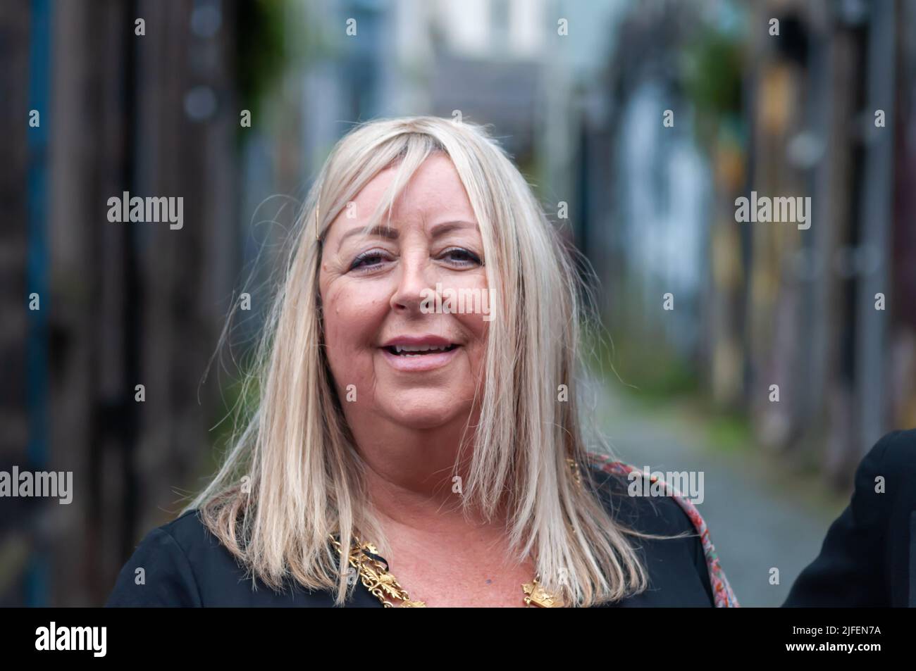 Paisley, Schottland, Großbritannien. 2.. Juli 2022. Renfrewshire Council Provost Lorraine Cameron nimmt an der Feier des SMA Shot Day Teil, der nach einer zweijährigen Abwesenheit aufgrund der Covid-19-Pandemie wiederkehrt. SMA' Shot Day verdankt seinen Namen einem berühmten Sieg zwischen den Schals-Webern und dem Cork (dem Mittelmann) im 19.. Jahrhundert. Der Schuss der sma ist ein feines Schussgarn, das von den Weber zu Paisley-Schals gewebt wurde und für das sie nicht bezahlt wurden. Im Jahr 1856 wurde schließlich eine Vereinbarung über die Zahlung der sma getroffen. Kredit: Skully/Alamy Live Nachrichten Stockfoto