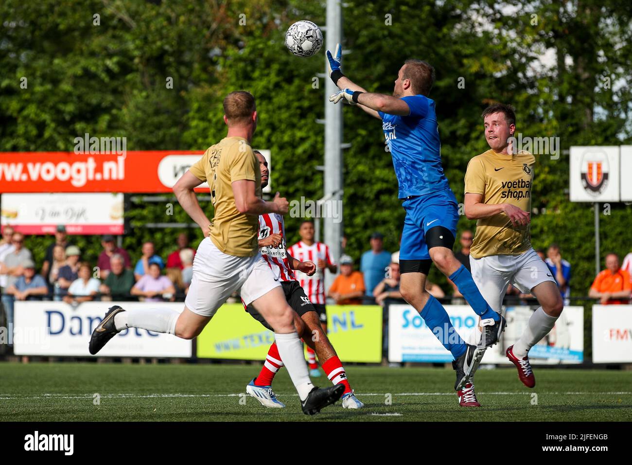 GOUDA, NIEDERLANDE - 2. JULI: Bas van der Eem von Gouds Sterreteam, Joeri Terlouw von Gouds Sterreteam während des Vorsaison-Freundschaftsspiel zwischen Gouds Sterrenteam und Sparta Rotterdam bei Jodan Boys am 2. Juli 2022 in Gouda, Niederlande (Foto: Hans van der Valk/Orange Picches) Stockfoto