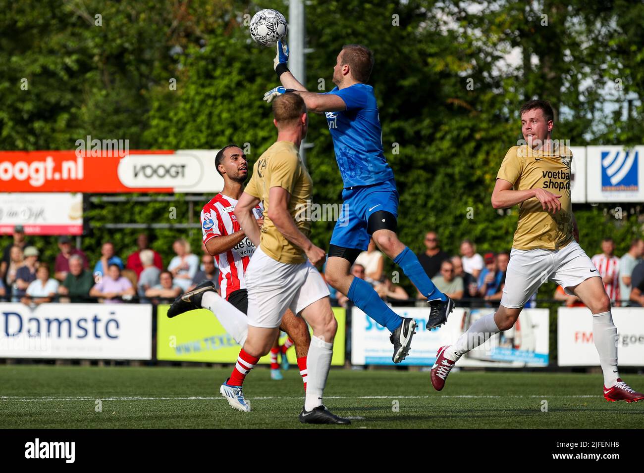 GOUDA, NIEDERLANDE – JULI 2: Mo Tahari von Sparta Rotterdam, Bas van der Eem von Gouds Sterreteam, Joeri Terlouw von Gouds Sterreteam beim Vorsaison-Freundschaftsspiel zwischen Gouds Sterrenteam und Sparta Rotterdam bei Jodan Boys am 2. Juli 2022 in Gouda, Niederlande (Foto: Hans van der Valk/Orange PicBilder) Stockfoto