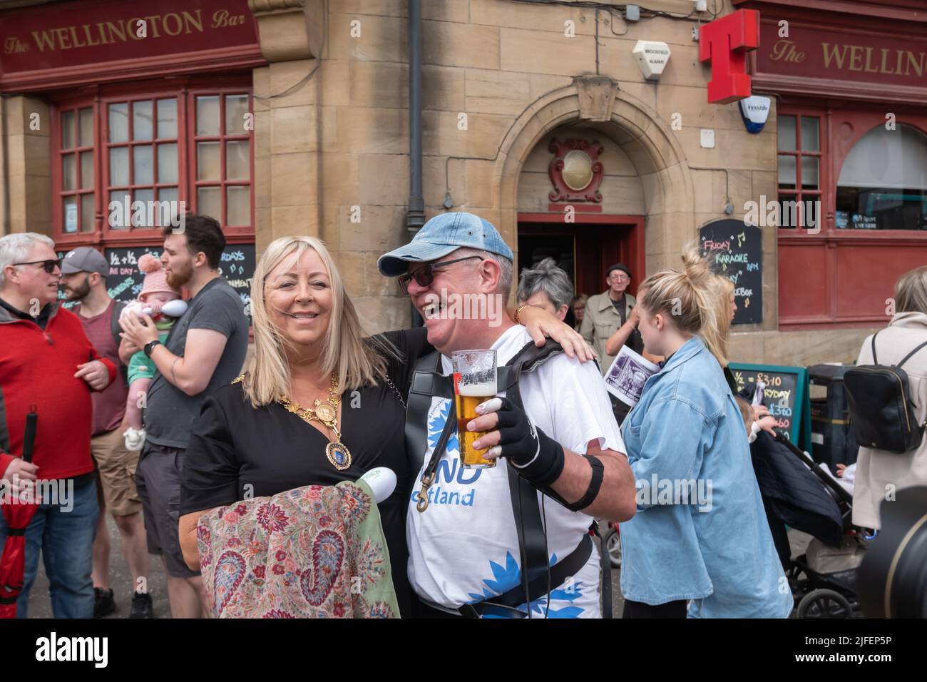 Paisley, Schottland, Großbritannien. 2.. Juli 2022. Renfrewshire Council Provost Lorraine Cameron und Charleston-Schlagzeuger Tony Lawler feiern den Shot Day von SMA, der nach zwei Jahren Abwesenheit aufgrund der Covid-19-Pandemie wiederkehrt. SMA' Shot Day verdankt seinen Namen einem berühmten Sieg zwischen den Schals-Webern und dem Cork (dem Mittelmann) im 19.. Jahrhundert. Der Schuss der sma ist ein feines Schussgarn, das von den Weber zu Paisley-Schals gewebt wurde und für das sie nicht bezahlt wurden. Im Jahr 1856 wurde schließlich eine Vereinbarung über die Zahlung der sma getroffen. Kredit: Skully/Alamy Live Nachrichten Stockfoto