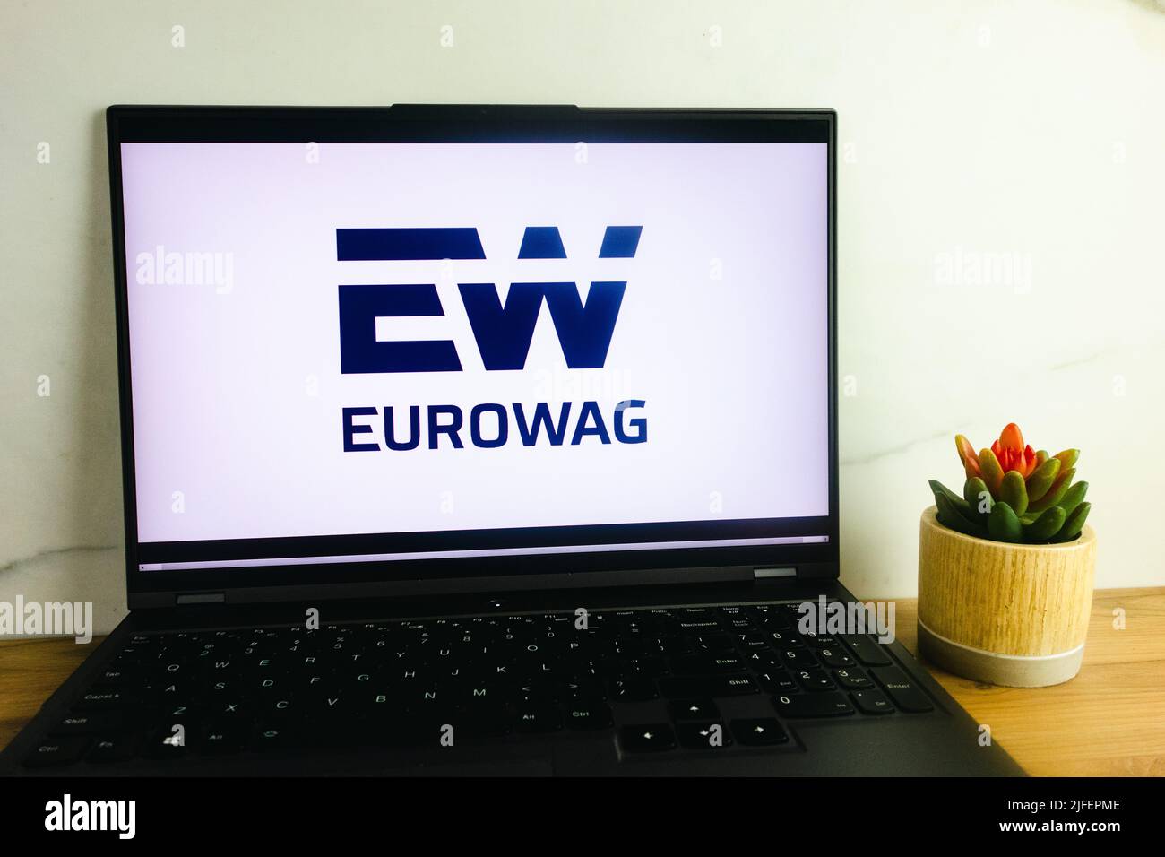 KONSKIE, POLEN - 02. Juli 2022: Das Logo der EW Group Eurowag wird auf dem Laptop-Computerbildschirm angezeigt Stockfoto