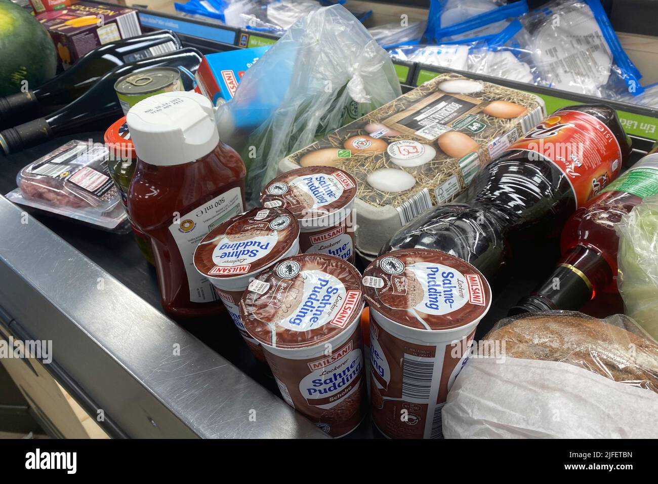 München, Deutschland. 02.. Juli 2022. Das Essen wird immer teurer. Waren, Waren, Lebensmittel liegen an einer Kasse im Supermarkt auf einem Kassen-Gürtel. Discounter, Kasse, Einkaufen, Inflation, Verbraucherpreise, Kredit: dpa/Alamy Live Nachrichten Stockfoto