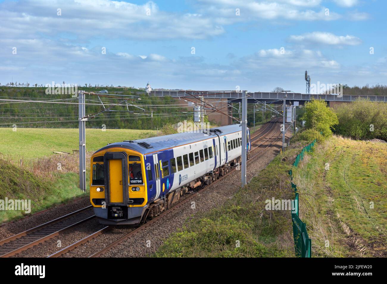 Nortehrn Rail class 158 Sprinter train 158786 Passing Morecambe South Junction on the West Coast Mainline Stockfoto