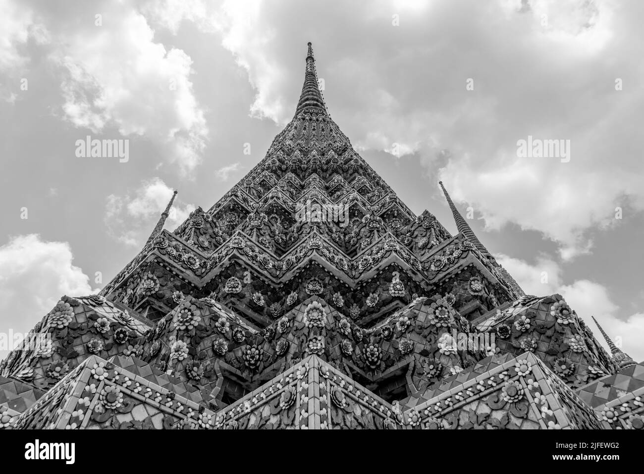 Schwarz-Weiß-Bild eines Tempels in Bangkok Thailand. Stockfoto