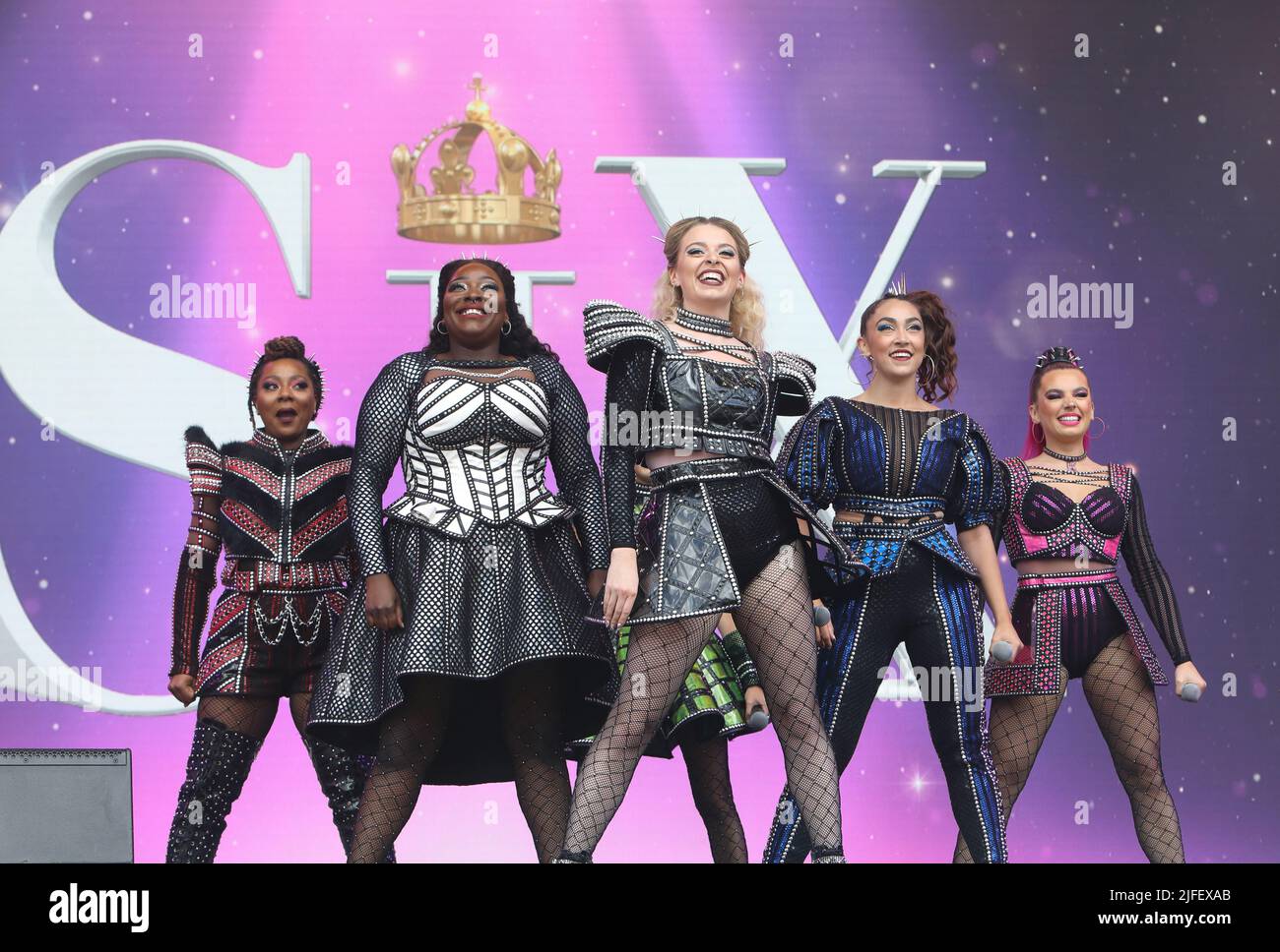 Six, eine britische Musikkomödie, erzählt das Leben der sechs Ehefrauen von Henry VIII, präsentiert als ein erhebendes Pop-Konzert, derzeit im Vaudeville Theatre, London, Großbritannien Stockfoto