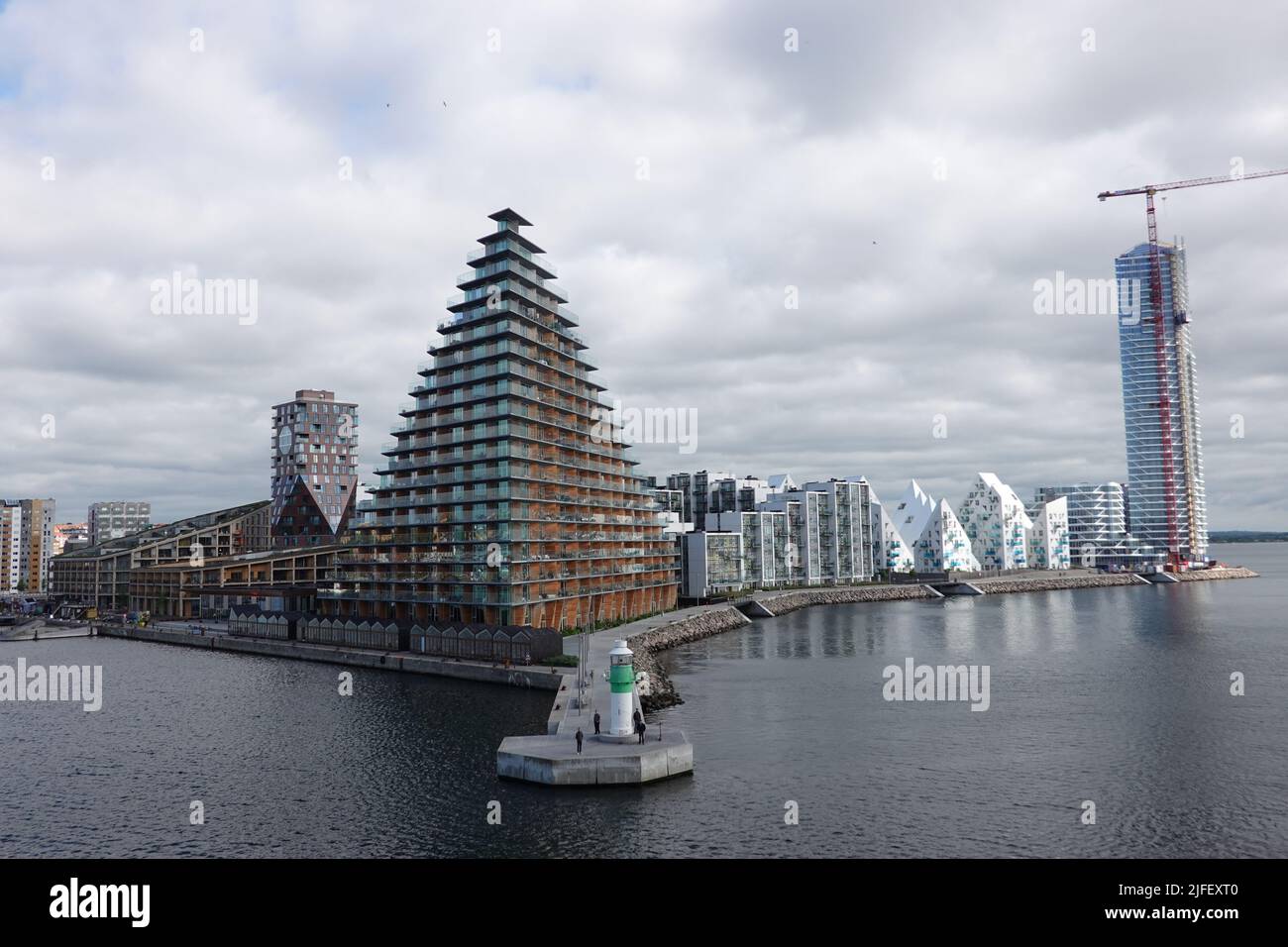 Aarhus, Dänemark. 10.. Juni 2022. Häuser im neuen Stadtteil Aarhus Ø: Terrassenhaus (Mitte nach rechts, Z-Huset, Isbjerget (Eisberg), Leuchtturm-Projekt Quelle: Kathrin Deckart/dpa/Alamy Live News Stockfoto
