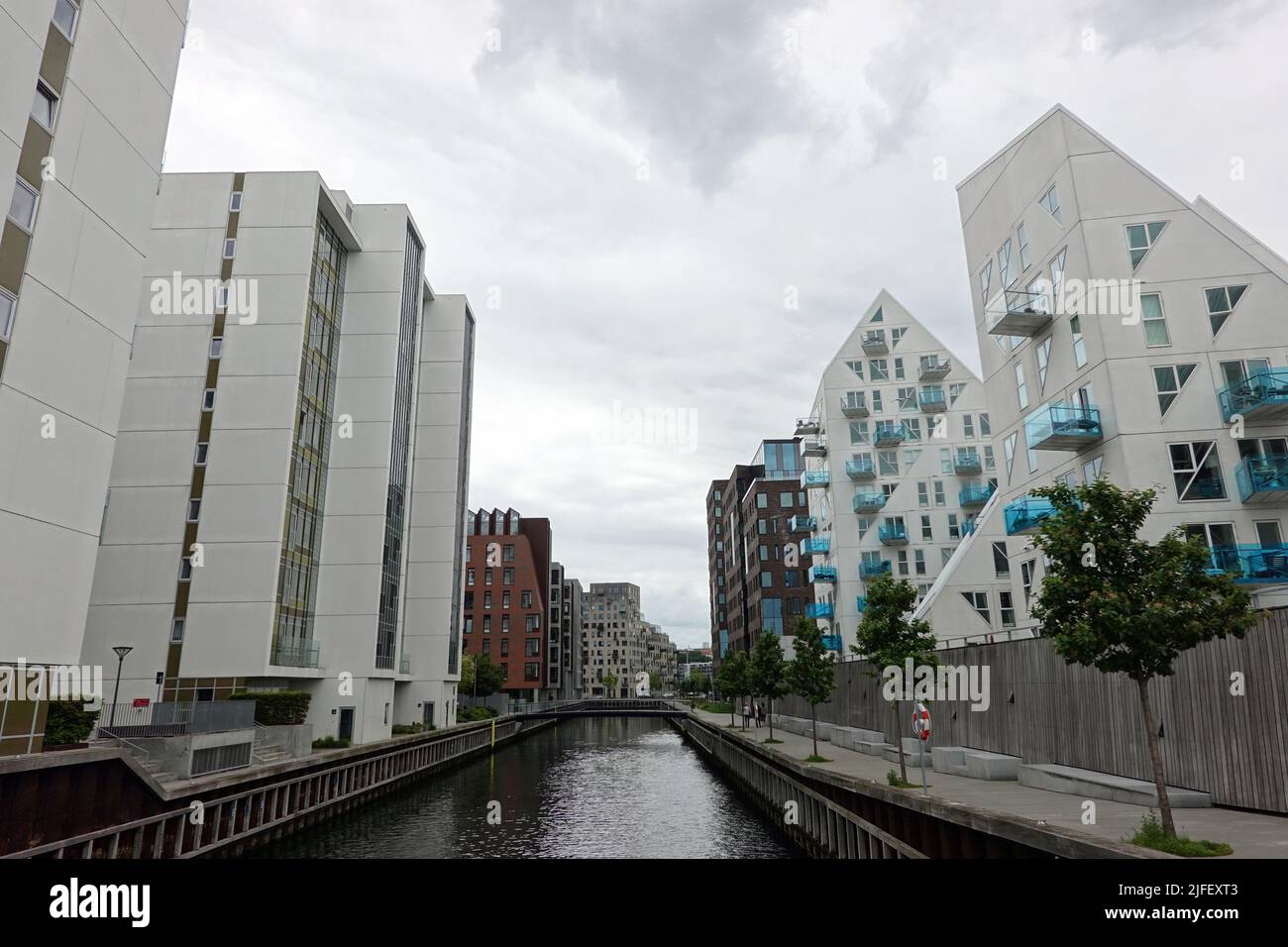 Aarhus, Dänemark. 10.. Juni 2022. Wohngebäude im neuen Stadtteil Aarhus Ø mit der markanten Struktur "Isbjerget" (Eisberg, r). Quelle: Kathrin Deckart/dpa/Alamy Live News Stockfoto