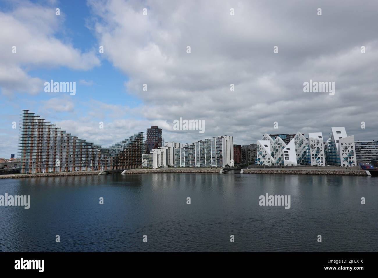 Aarhus, Dänemark. 10.. Juni 2022. Häuser im neuen Stadtteil Aarhus Ø: Terrassenhaus (l-r), Z-Huset, Isbjerget (Iceberg). Quelle: Kathrin Deckart/dpa/Alamy Live News Stockfoto