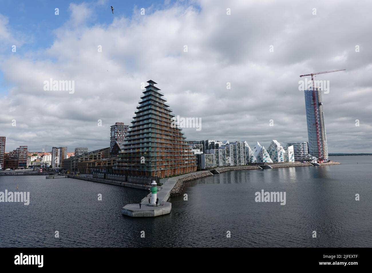 Aarhus, Dänemark. 10.. Juni 2022. Häuser im neuen Stadtteil Aarhus Ø: Terrassenhaus (Mitte nach rechts), Z-Huset, Isbjerget (Iceberg), Leuchtturmprojekt Quelle: Kathrin Deckart/dpa/Alamy Live News Stockfoto