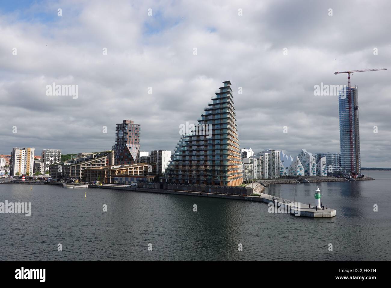 Aarhus, Dänemark. 10.. Juni 2022. Häuser im neuen Stadtteil Aarhus Ø: Terrassenhaus (Mitte nach rechts), Z-Huset, Isbjerget (Iceberg), Leuchtturmprojekt. Quelle: Kathrin Deckart/dpa/Alamy Live News Stockfoto