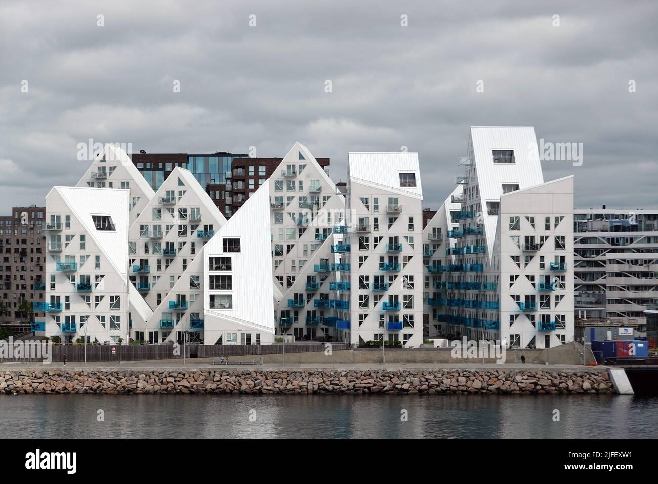 Aarhus, Dänemark. 10.. Juni 2022. 'Isbjerget' (Iceberg) ist ein Wohnkomplex im neuen Stadtteil Aarhus Ø. Quelle: Kathrin Deckart/dpa/Alamy Live News Stockfoto