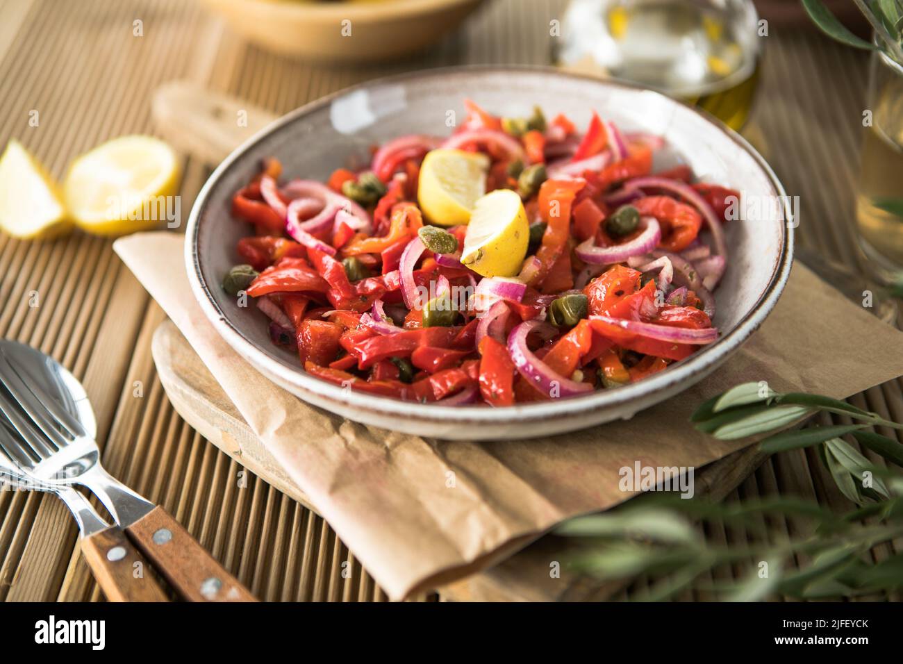 Warmer Salat oder Gemüseeintopf aus roten Bohnen und gerösteten roten ...