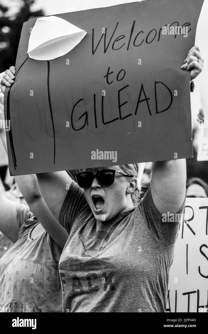 Bürger von Omaha Nebraska protestieren gegen die Entscheidung des Obersten Gerichtshofs, Roe gegen Wade umzustürzen, die Frauen das Recht gab, sich für eine Abtreibung zu entscheiden Stockfoto