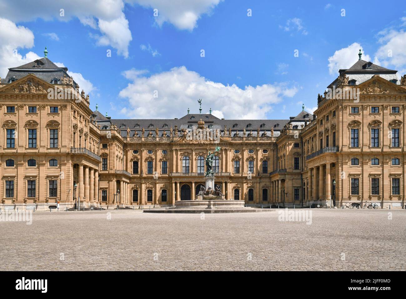 Würzburg, Deutschland - Juni 2022: Vorderansicht des historischen Schlosses 'Würzburger Residenz' Stockfoto