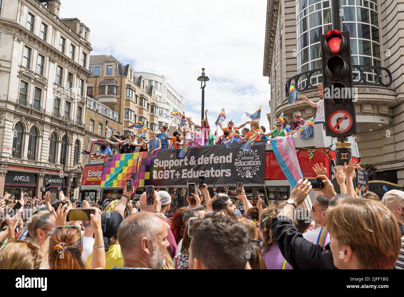 London Pride Parade zum 50.. Jahrestag der LGBTQ Veranstaltung. Bus mit