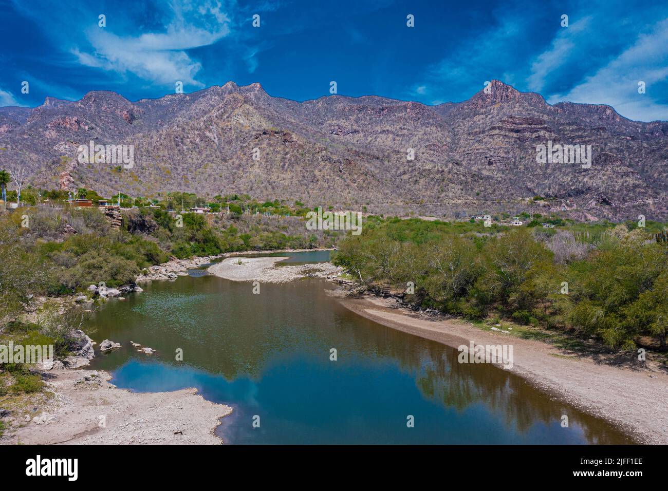 Luftaufnahme des Flusses Yaqui, der durch die Stadt El Novillo in Soyopa, Sonora, fließt. © (Foto von Luis Gutierrez/NortePhoto.com) Vista aera del Río Yaqui en su paso por el Pueblo El Novillo en Soyopa, Sonora. © (Foto von Luis Gutierrez/NortePhoto.com) Stockfoto