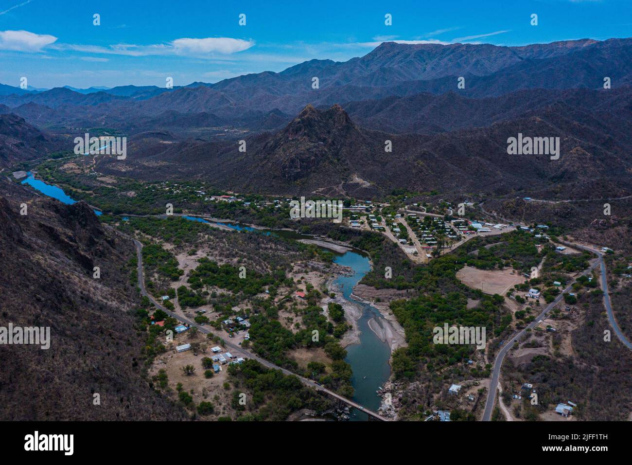 Luftaufnahme des Flusses Yaqui, der durch die Stadt El Novillo in Soyopa, Sonora, fließt. © (Foto von Luis Gutierrez/NortePhoto.com) Vista aera del Río Yaqui en su paso por el Pueblo El Novillo en Soyopa, Sonora. © (Foto von Luis Gutierrez/NortePhoto.com) Stockfoto
