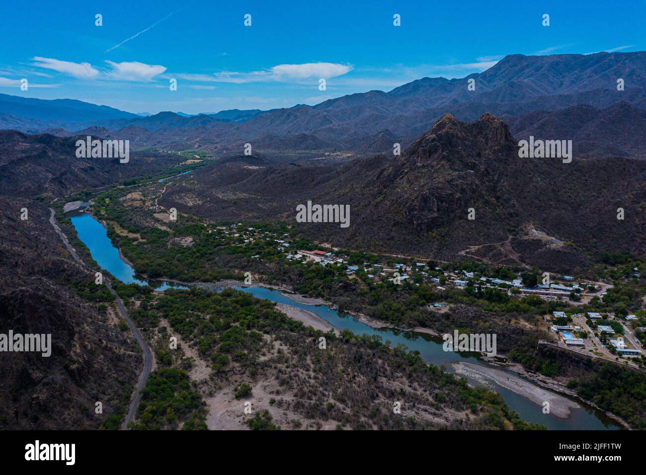 Luftaufnahme des Flusses Yaqui, der durch die Stadt El Novillo in Soyopa, Sonora, fließt. © (Foto von Luis Gutierrez/NortePhoto.com) Vista aera del Río Yaqui en su paso por el Pueblo El Novillo en Soyopa, Sonora. © (Foto von Luis Gutierrez/NortePhoto.com) Stockfoto