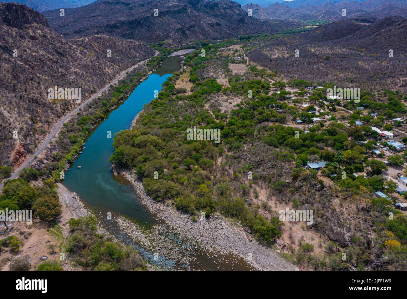 Luftaufnahme des Flusses Yaqui, der durch die Stadt El Novillo in Soyopa, Sonora, fließt. © (Foto von Luis Gutierrez/NortePhoto.com) Vista aera del Río Yaqui en su paso por el Pueblo El Novillo en Soyopa, Sonora. © (Foto von Luis Gutierrez/NortePhoto.com) Stockfoto