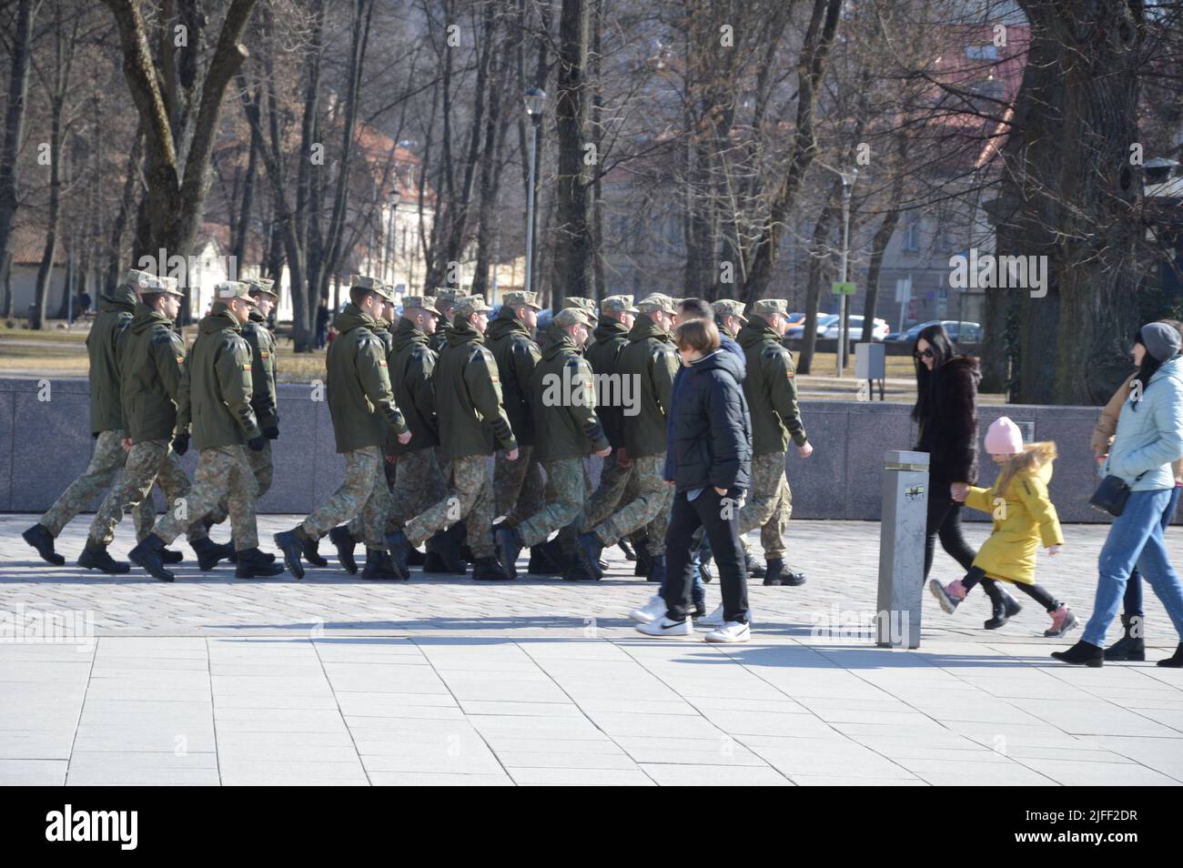 Vilnius, Litauen - 2022 - Soldaten marschieren auf dem Domplatz. (Foto von Markku Rainer Peltonen) Stockfoto