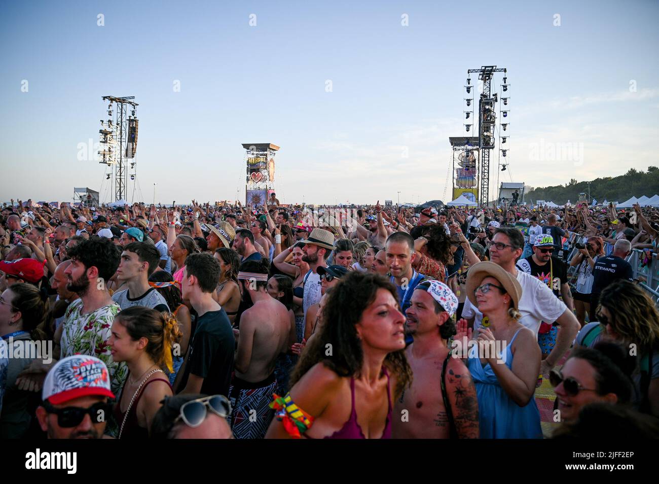 Arena concerti, Lignano Sabbiadoro, Italien, 02. Juli 2022, Fans während Jovanotti - Beach Party 2022 - Italienische Sängerin Musikkonzert Stockfoto