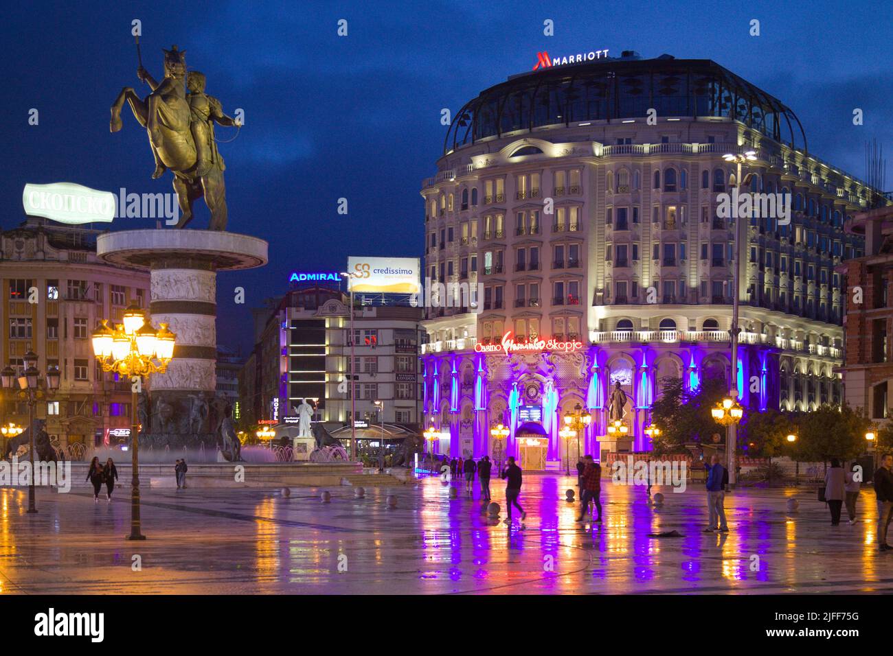 Nordmakedonien, Skopje, Makedonien-Platz, Krieger auf dem Pferd, Marriott Hotel, Casino, Stockfoto