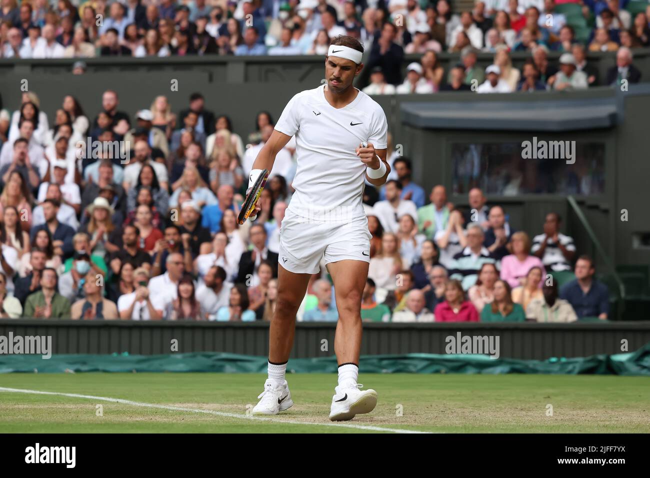 2.. Juli 2022, All England Lawn Tennis and Croquet Club, London, England; Wimbledon Tennisturnier; Rafael Nadal feiert, nachdem er in den Herren-Singles einen Punkt gegen Lorenzo Sonego gewonnen hat Stockfoto