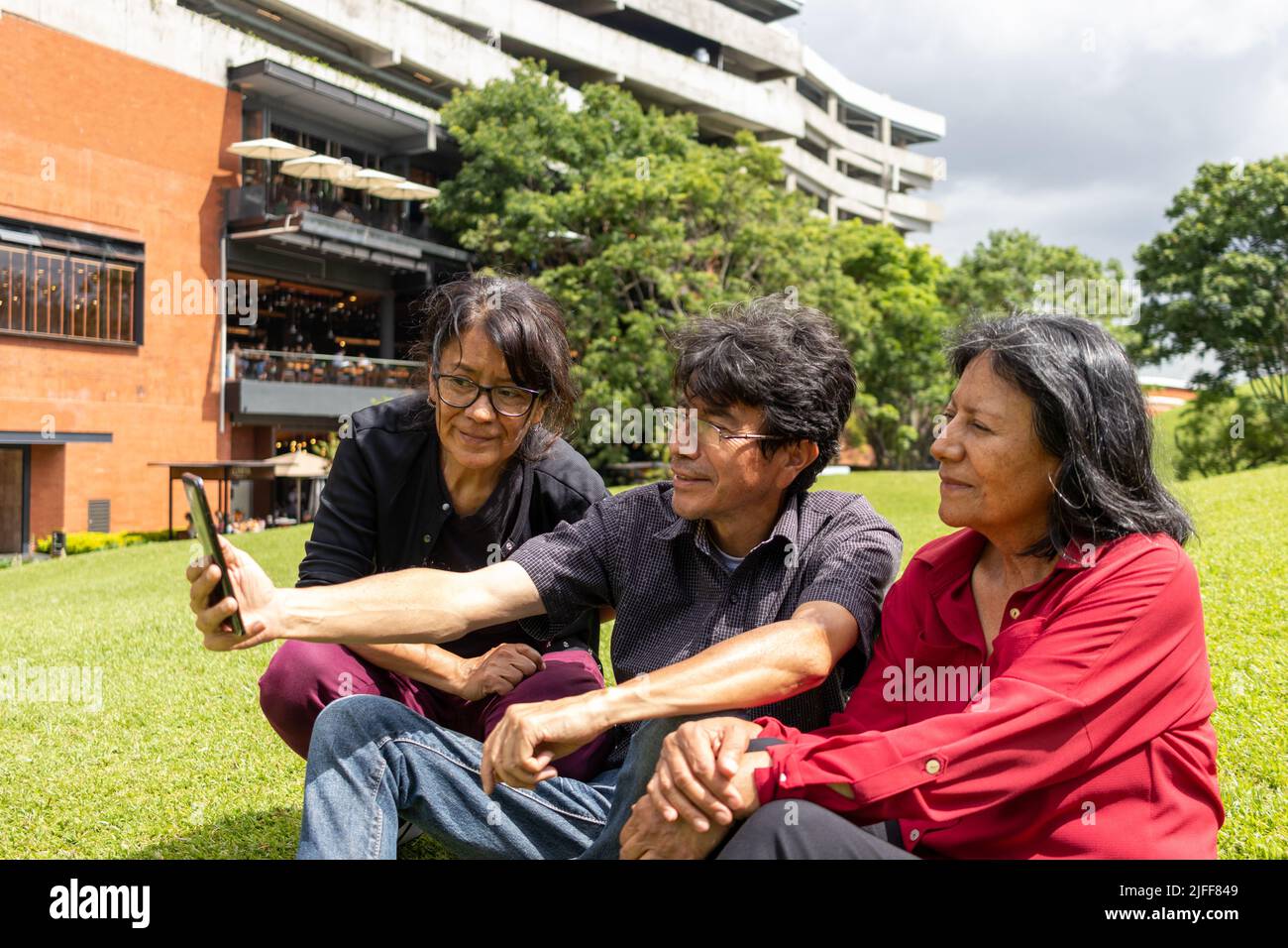 Gruppe von lateinamerikanischen Freunden mittleren Alters, die ein Selfie machen und Spaß in einem Park haben Stockfoto