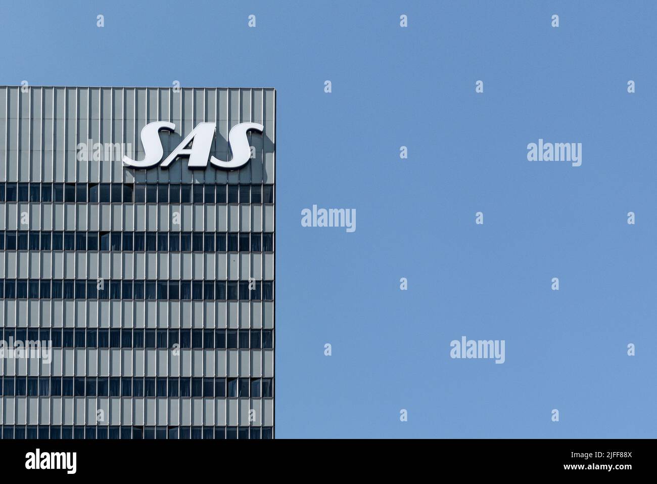Logo der skandinavischen Fluggesellschaften auf dem großen Wolkenkratzer-Hotel in Kopenhagen, 2. Juli 2022 Stockfoto