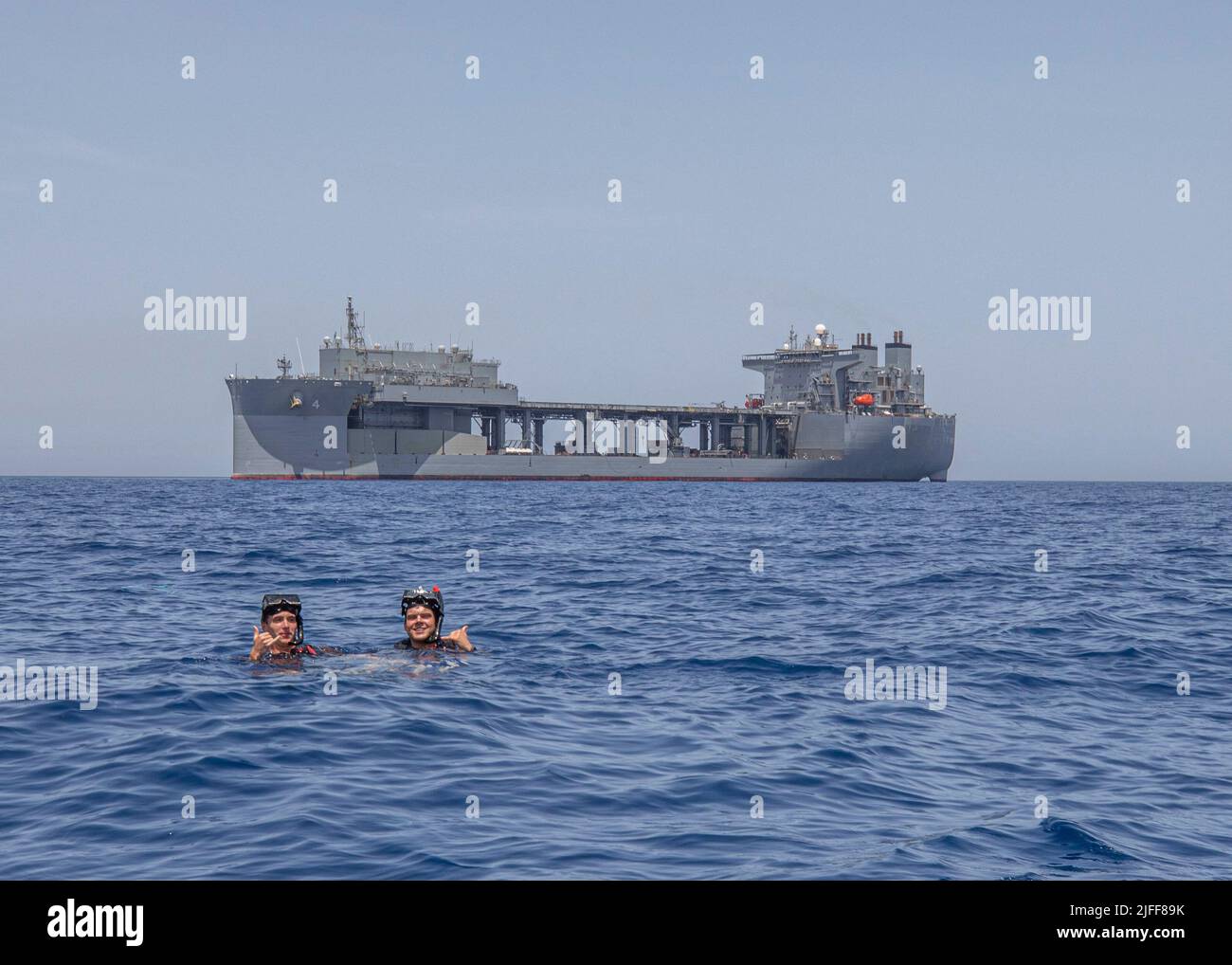 220531-N-TI693-1117 MITTELMEER (31. Mai 2022) - Airman Chris Wignall, links, aus Ankeny, Iowa, Und Seaman Ethan Dowden aus Memphis, Tennessee, beide der Expeditions-Seebasis USS Hershel 'Woody' Williams (ESB 4) der Lewis B. Puller-Klasse zugeordnet, posieren für ein Bild, während sie im Rahmen der Übung Phoenix Express 22, 31. Mai 2022, Such- und Rettungstraining durchführte. Phoenix Express 22, durchgeführt von den US Naval Forces Africa, ist eine maritime Übung, die die Zusammenarbeit zwischen den teilnehmenden Nationen verbessern soll, um die Sicherheit und die Sicherheit im Mittelmeer zu erhöhen. (USA Marineblau Stockfoto