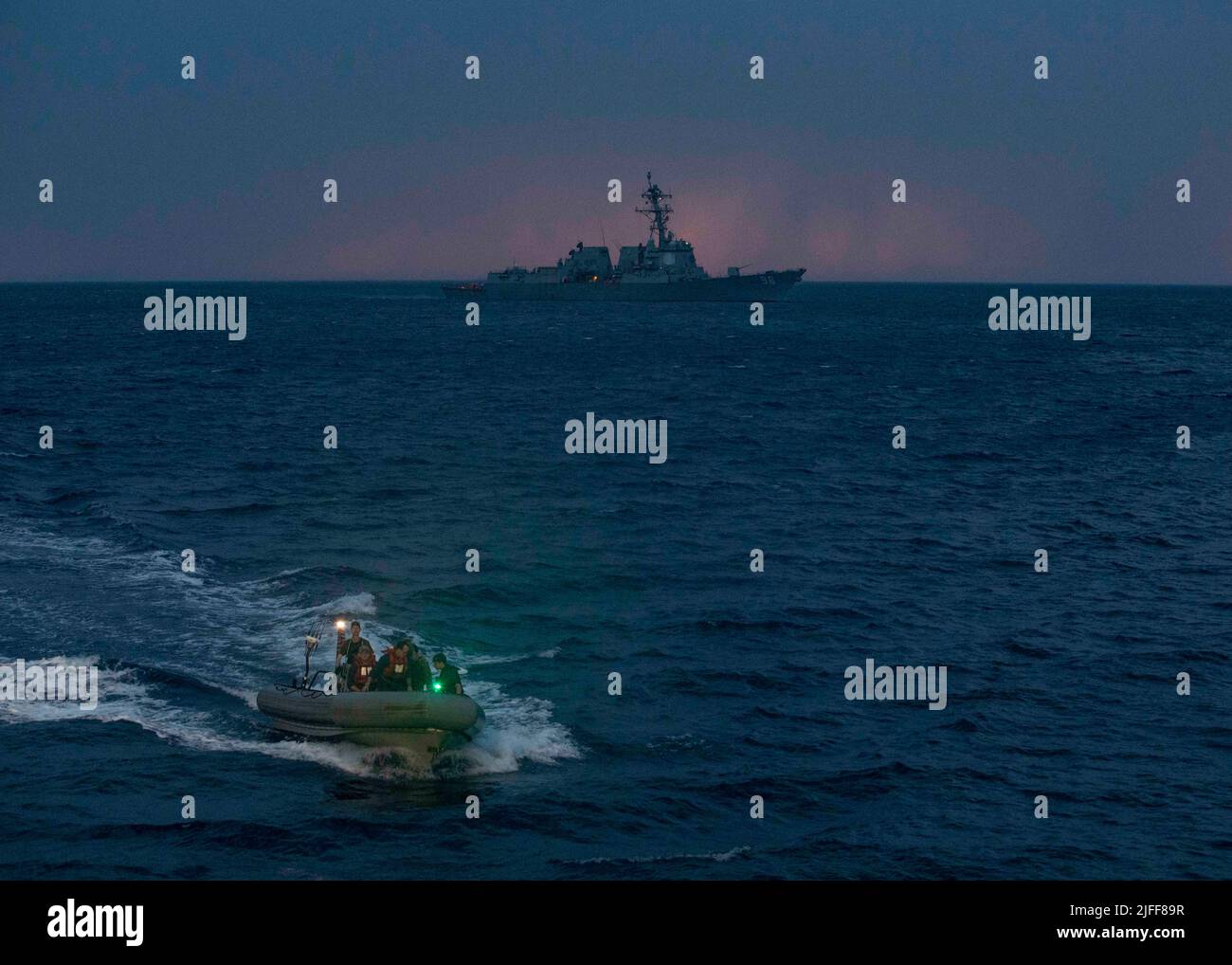 220530-N-TI693-1394 MITTELMEER (30. Mai 2022) - Ein aufblasbares Boot mit starrem Rumpf, das dem Lenkraketen-Zerstörer USS Bainbridge (DDG 96) der Arleigh Burke-Klasse zugewiesen wurde, führt während der Übung Phoenix Express 22, 30. Mai 2022, einen Personentransfer mit dem Expeditionssegler der Lewis B. Puller-Klasse USS Hershel 'Woody' Williams (ESB 4) durch. Phoenix Express 22, durchgeführt von den US Naval Forces Africa, ist eine maritime Übung, die die Zusammenarbeit zwischen den teilnehmenden Nationen verbessern soll, um die Sicherheit und die Sicherheit im Mittelmeer zu erhöhen. (USA Navy Foto nach Mass Communication Spec Stockfoto